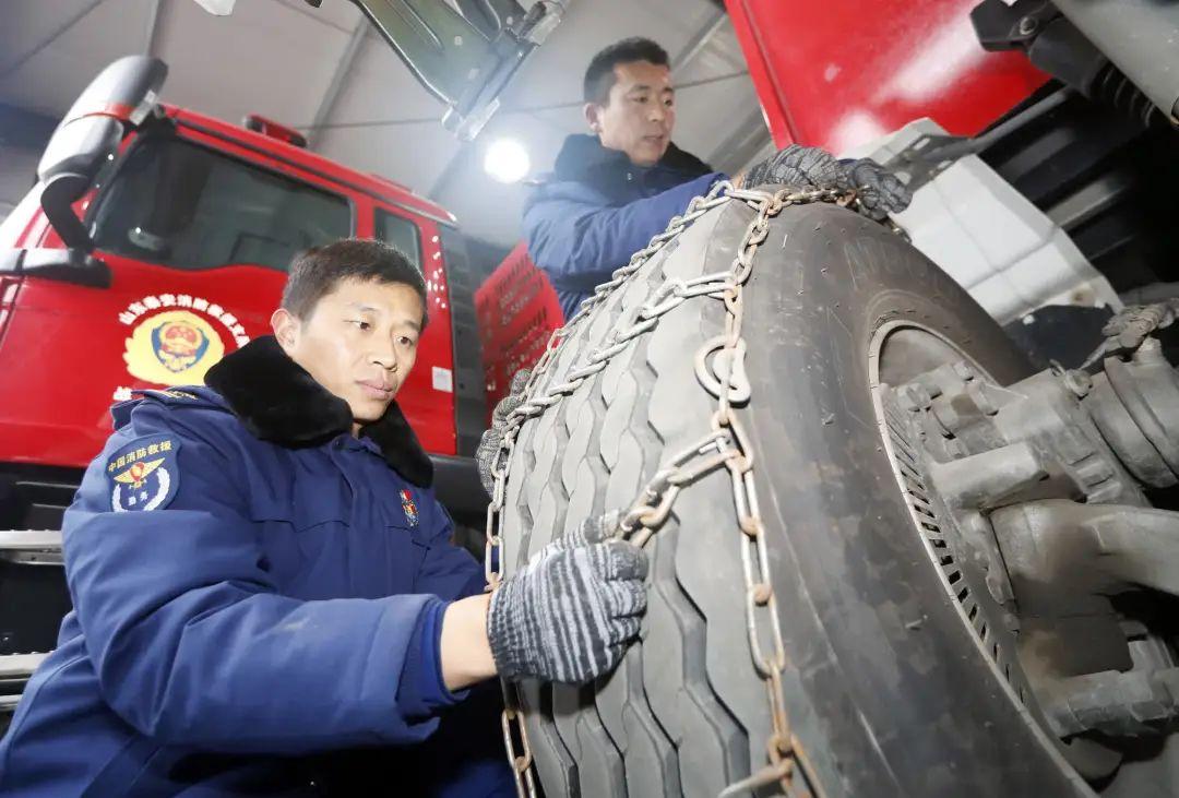 泰安消防救援支队积极备战雨雪低温天气，确保队伍随时能战图1