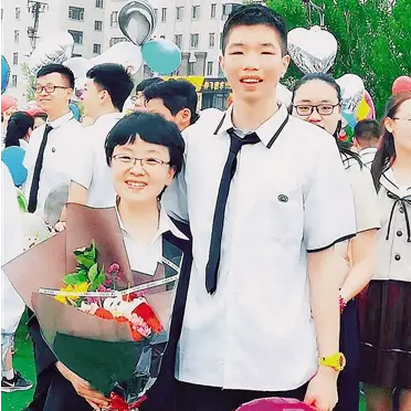 教师带病工作颁奖词_带病工作教师感人事迹_最美教师带病工作事迹材料