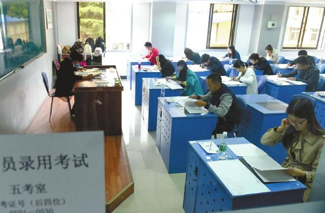 公务员能考人才引进吗_公务员能考人大代表吗_多少人能考一个公务员