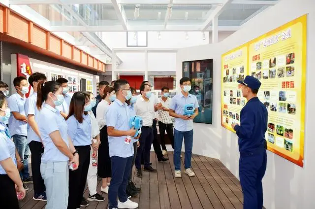 中建四局珠海公司组织青年员工走进消防救援站学习消防知识