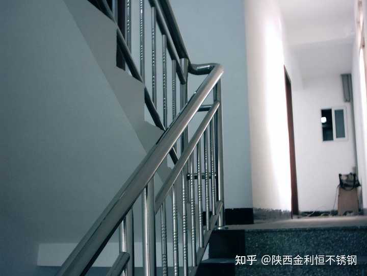 不锈钢楼梯栏杆11zj401_消防楼梯不锈钢栏杆尺寸_楼梯间不锈钢栏杆多少钱一米
