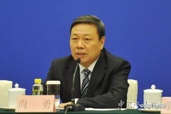 武警军衔消防_消防武警军衔_武警消防军衔等级肩章排列图片