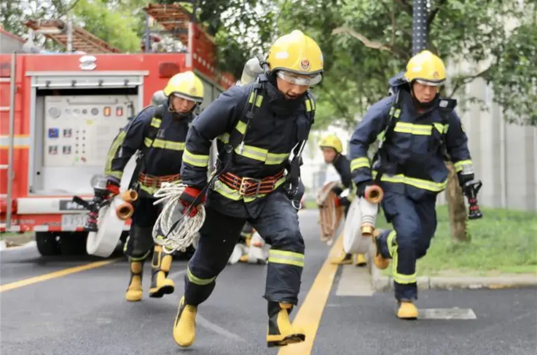 消防武警军衔_武警消防军衔等级肩章排列图片_武警消防部队军衔