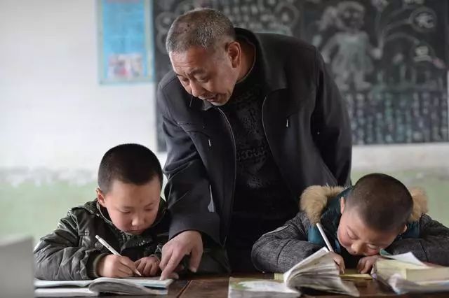 没有教不好的学生，只有不会教的老师，教育名言为何坑教师？图2