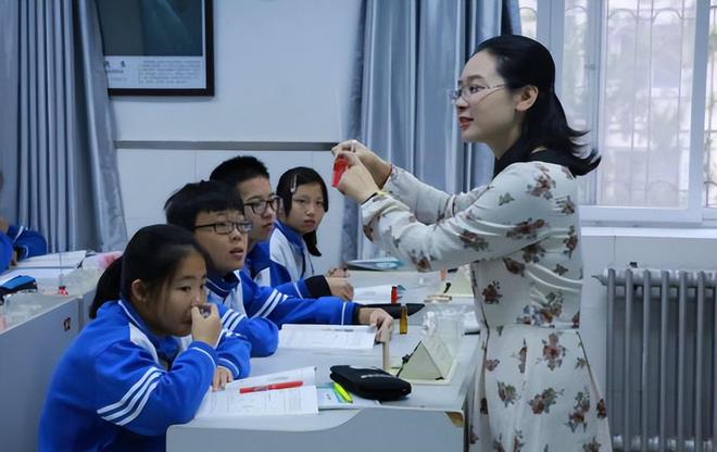 教师和公务员：铁饭碗职业的优劣对比与选择图1
