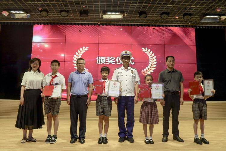 龙岗区消防救援大队为 4 名小学生颁发荣誉证书并聘请为形象大使