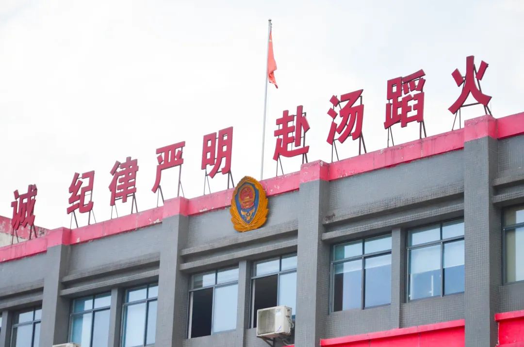天津爆炸视频消防兵_天津大爆炸消防战士_天津爆炸消防员视频